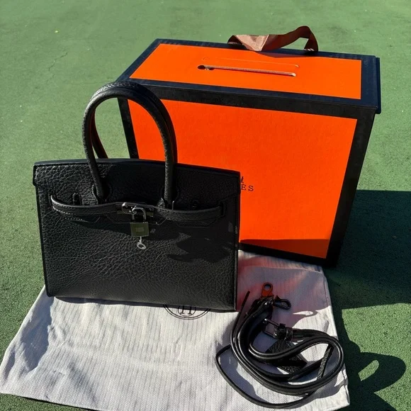 Elegant Black Leather Handbag - Picture 1 of 11